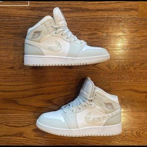 Air Jordan 1 Mid SE GS “Swoosh Logo- Grey Camo”